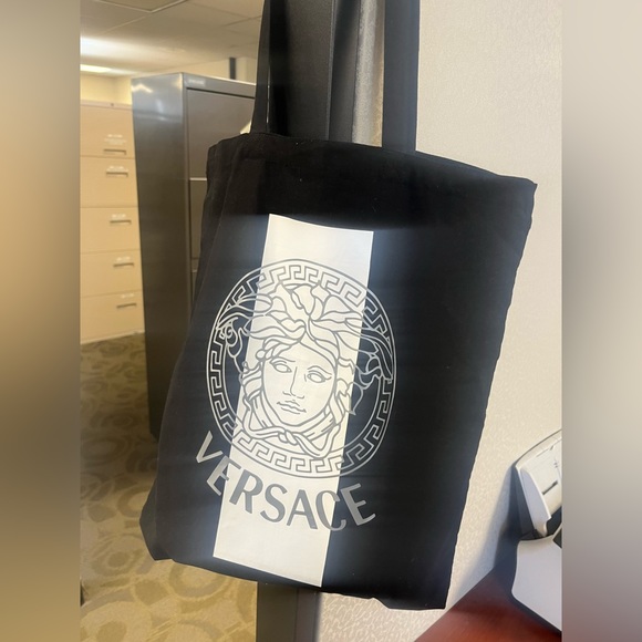 Don’t Tell A Vera Saki. Black canvas tote with a Medusa like logo thrift find - Picture 4 of 7